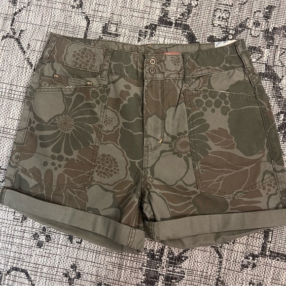 Anthropologie Pilcro The Wanderer Camo Floral Print Shorts - Picture 2 of 9